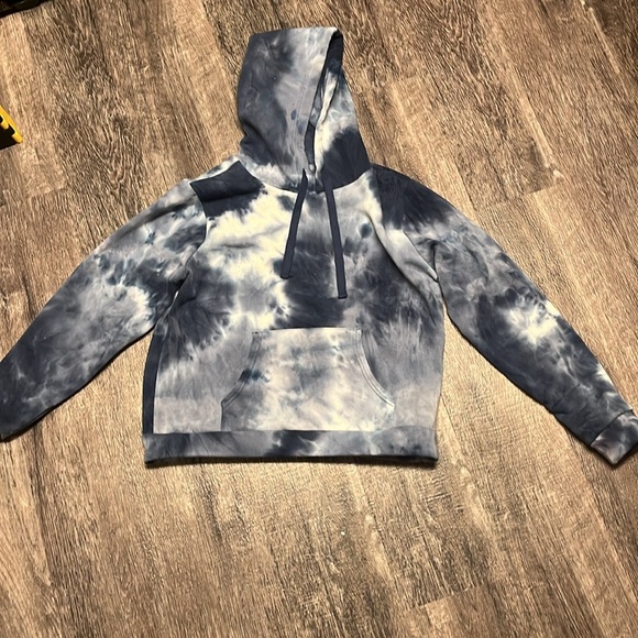 Girls M sweatshirt but runs small. Has stars constilation on the back - Picture 3 of 4